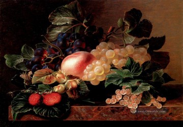 Trauben Erdbeeren Ein Pfirsich Haselnüsse und Beeren Johan Laurentz Jensen Blume Ölgemälde